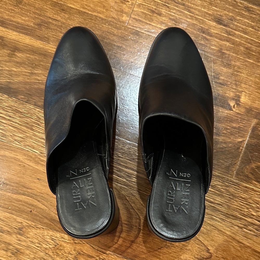 Naturalizer Black Women’s heeled slide